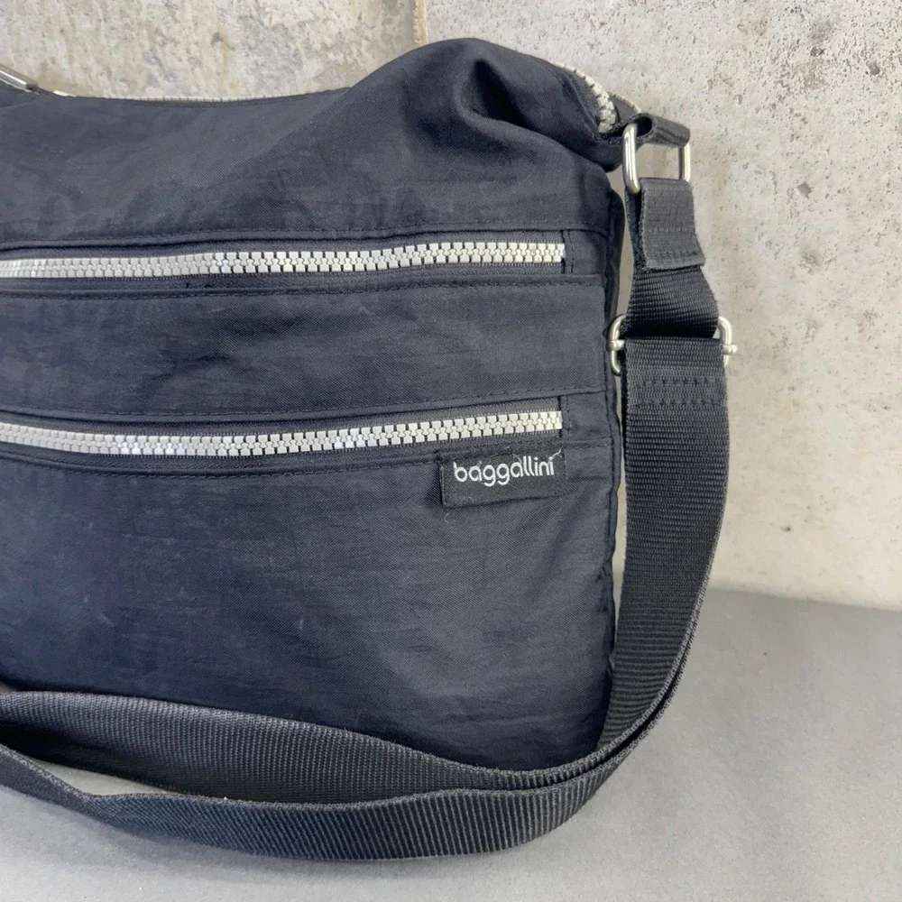 Baggallini Black Nylon Crossbody Bag Silver Zipper Multi Pocket Travel Messenger